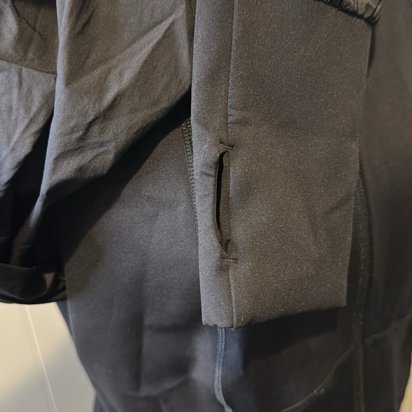 SWEATY BETTY Black Power Hybrid Workout Athleisure Jacket. Zipper front. Large. - Picture 4 of 10